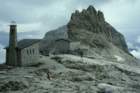 il Rifugio Pedrotti, la cappella e la montagna retrostante